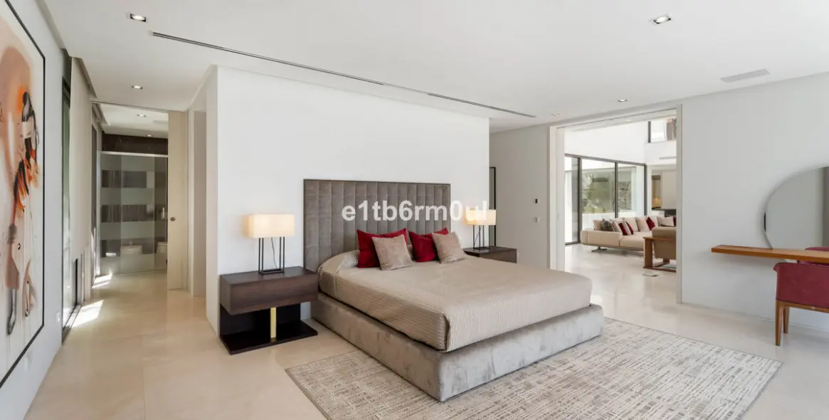 Sale of detached villa in La Quinta 11