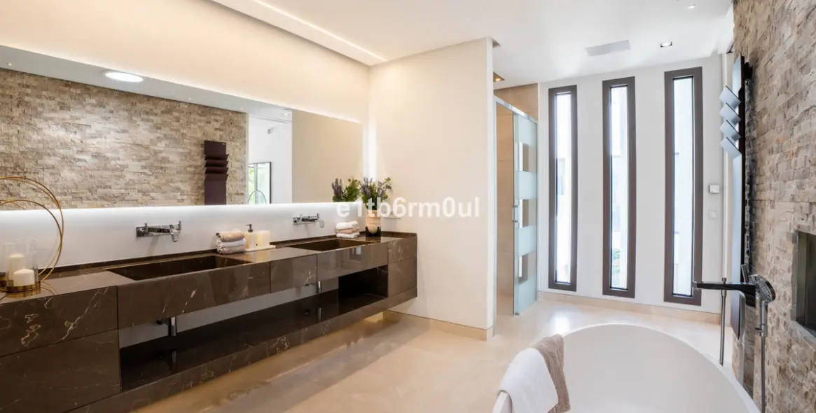 Sale of detached villa in La Quinta 12