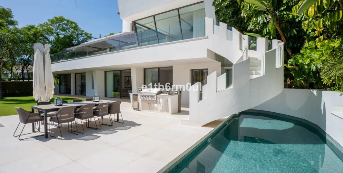 Sale of detached villa in La Quinta 17