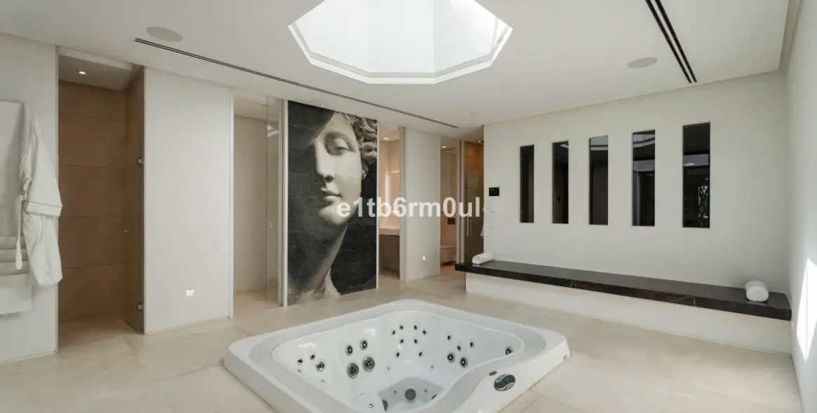 Sale of detached villa in La Quinta 18