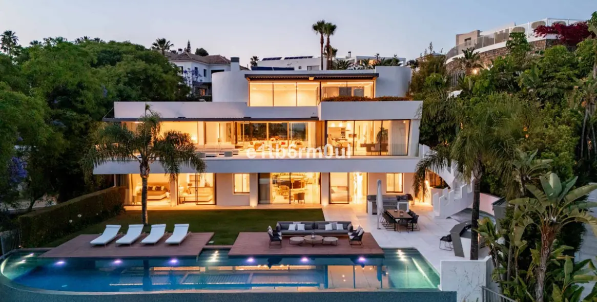 Sale of detached villa in La Quinta 21