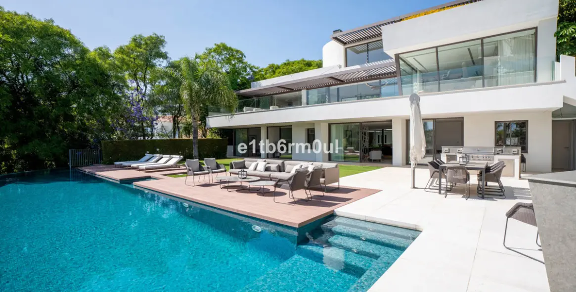 Sale of detached villa in La Quinta 23