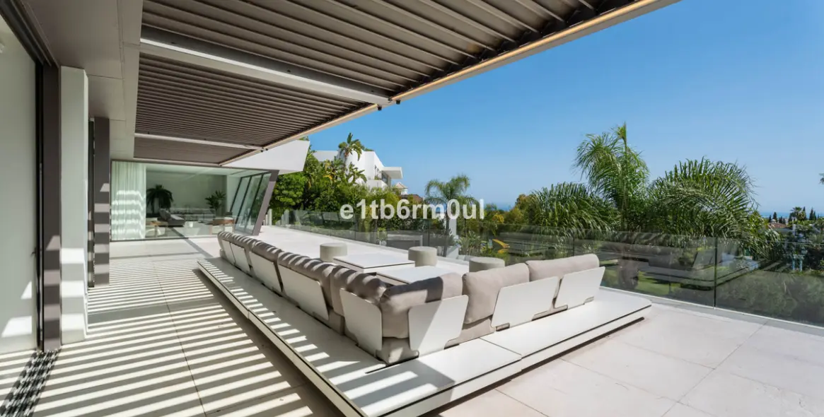 Sale of detached villa in La Quinta 25
