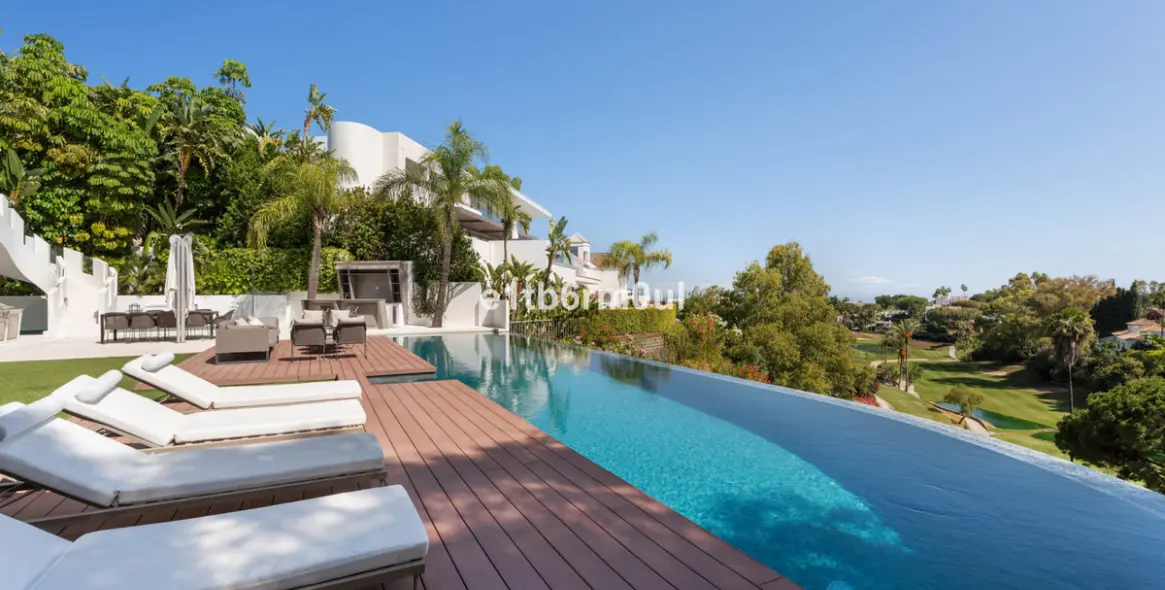Sale of detached villa in La Quinta 26