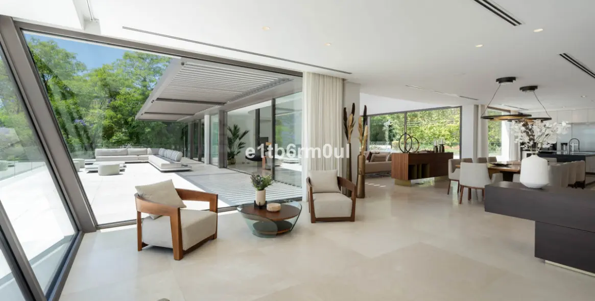 Sale of detached villa in La Quinta 29