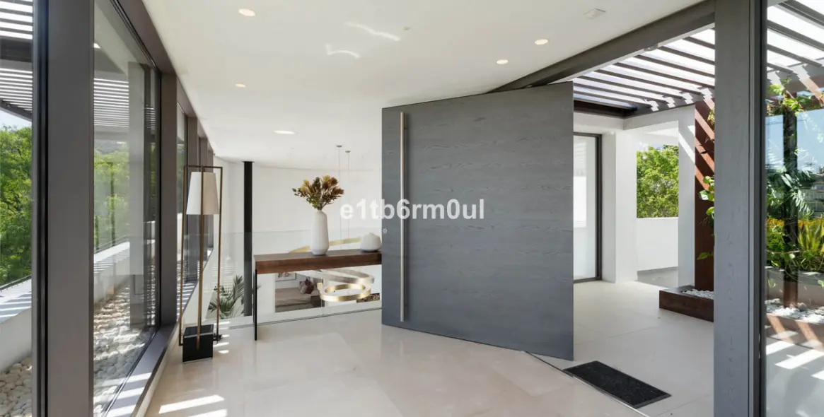 Sale of detached villa in La Quinta 30