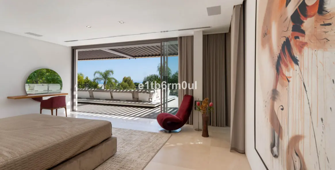 Sale of detached villa in La Quinta 33