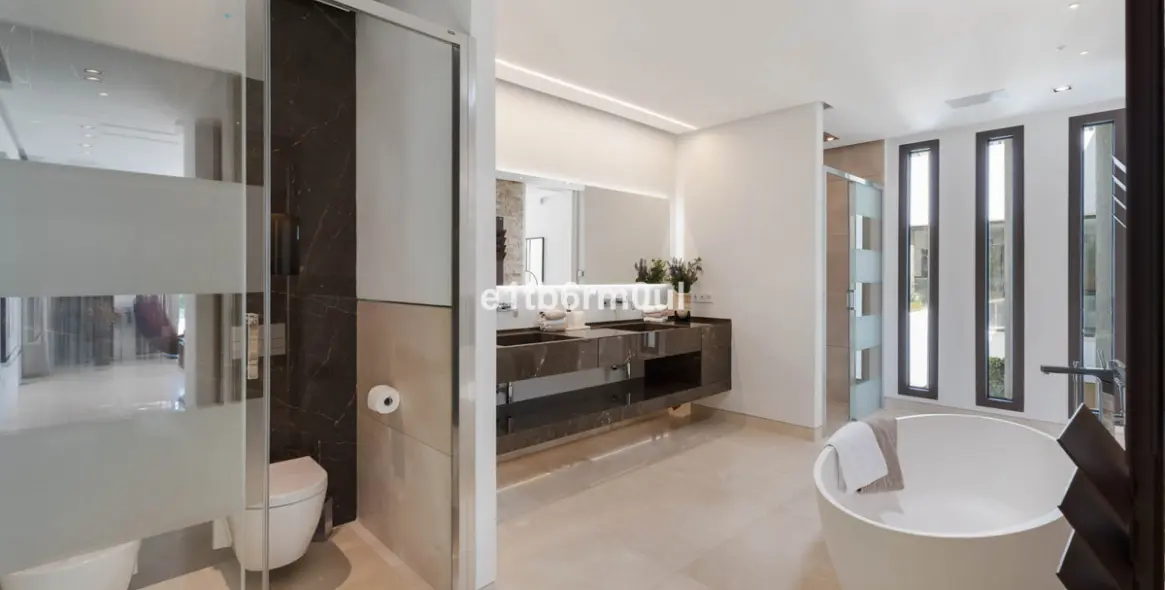 Sale of detached villa in La Quinta 34