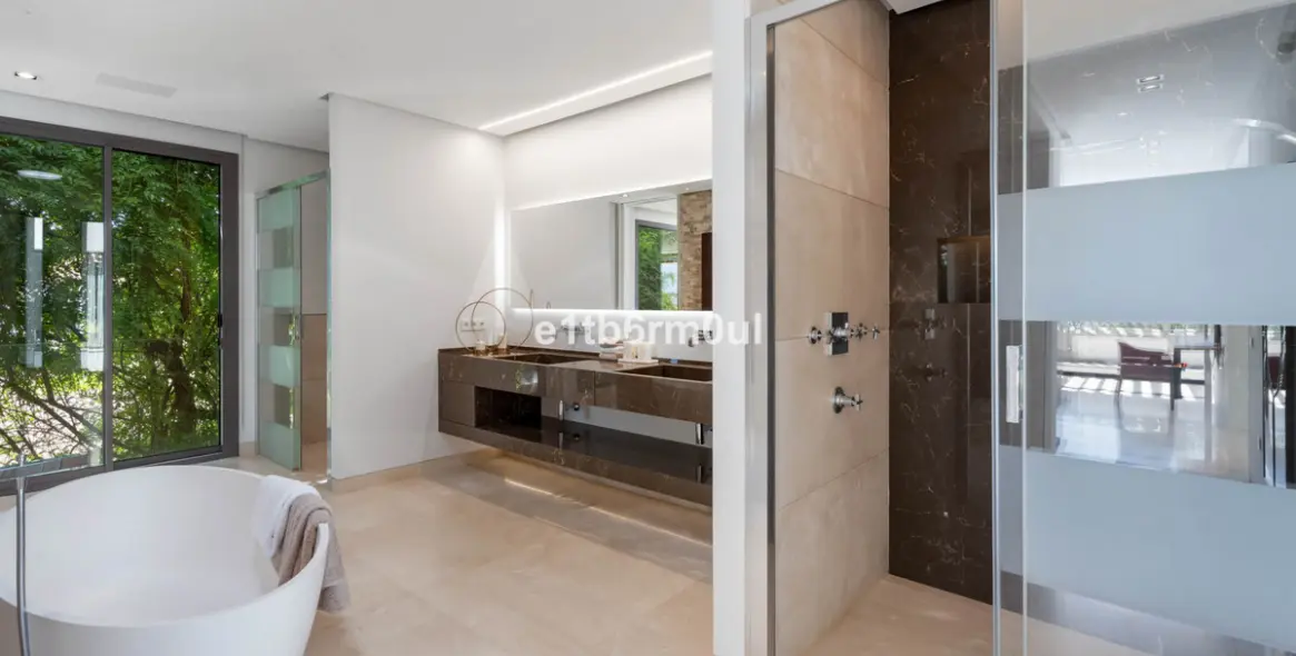 Sale of detached villa in La Quinta 35