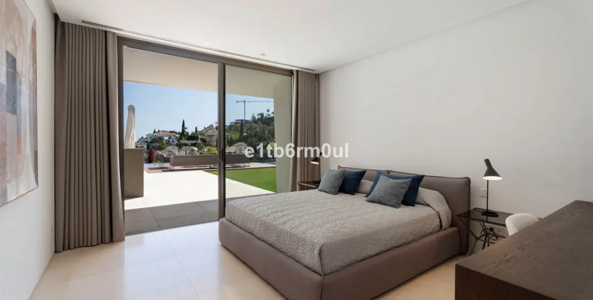 Sale of detached villa in La Quinta 36