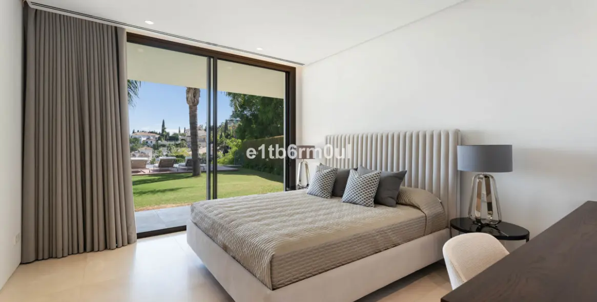 Sale of detached villa in La Quinta 37