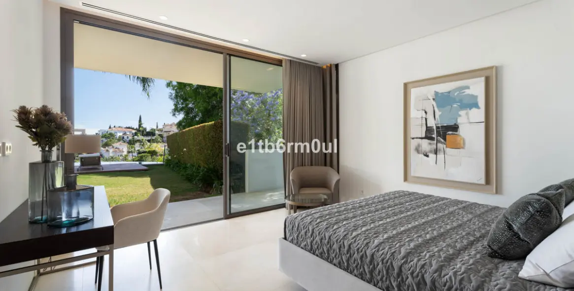 Sale of detached villa in La Quinta 38
