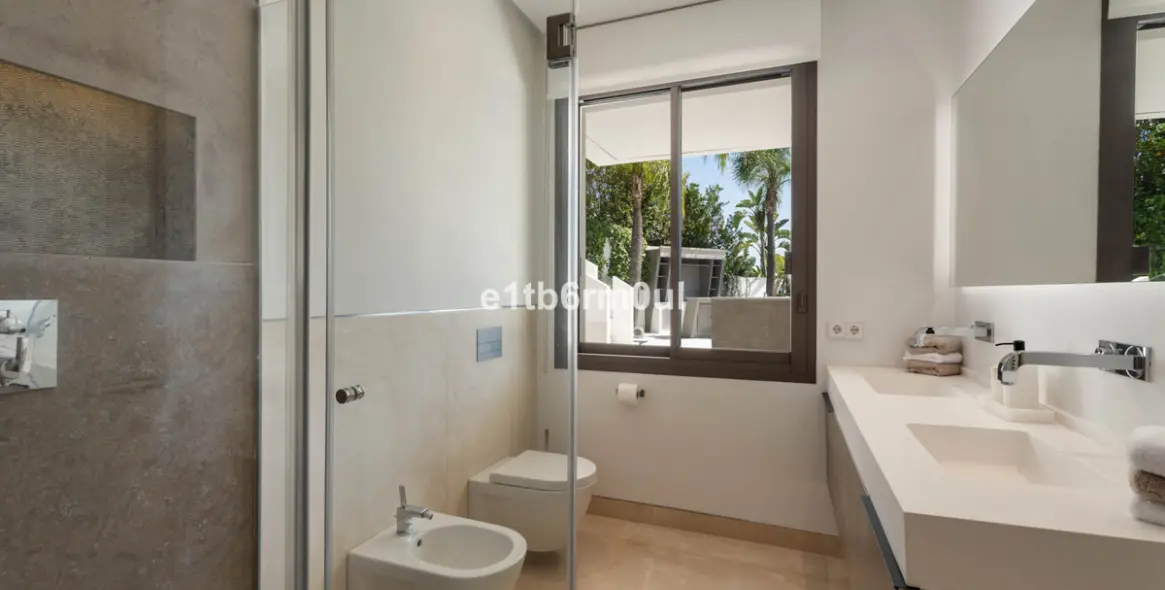Sale of detached villa in La Quinta 40
