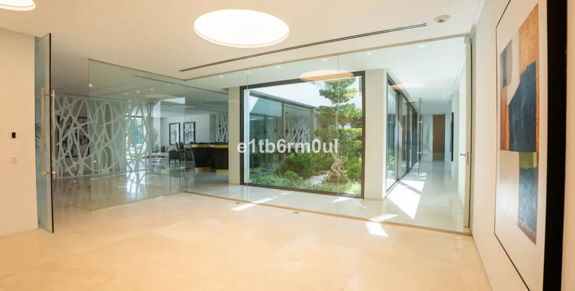 Sale of detached villa in La Quinta 44