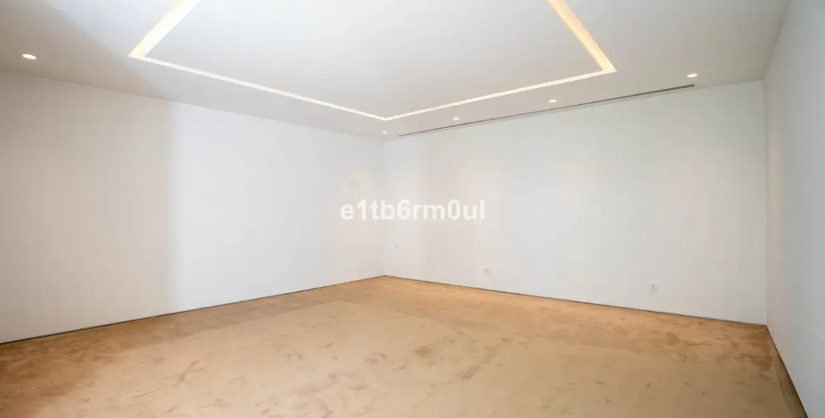 Sale of detached villa in La Quinta 46