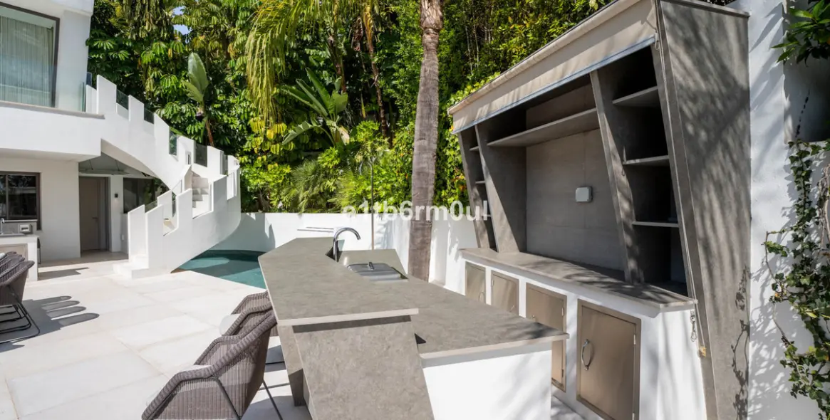 Sale of detached villa in La Quinta 48