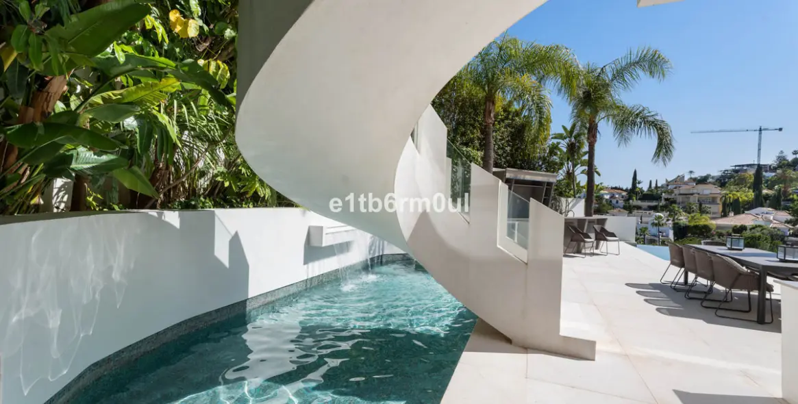Sale of detached villa in La Quinta 49