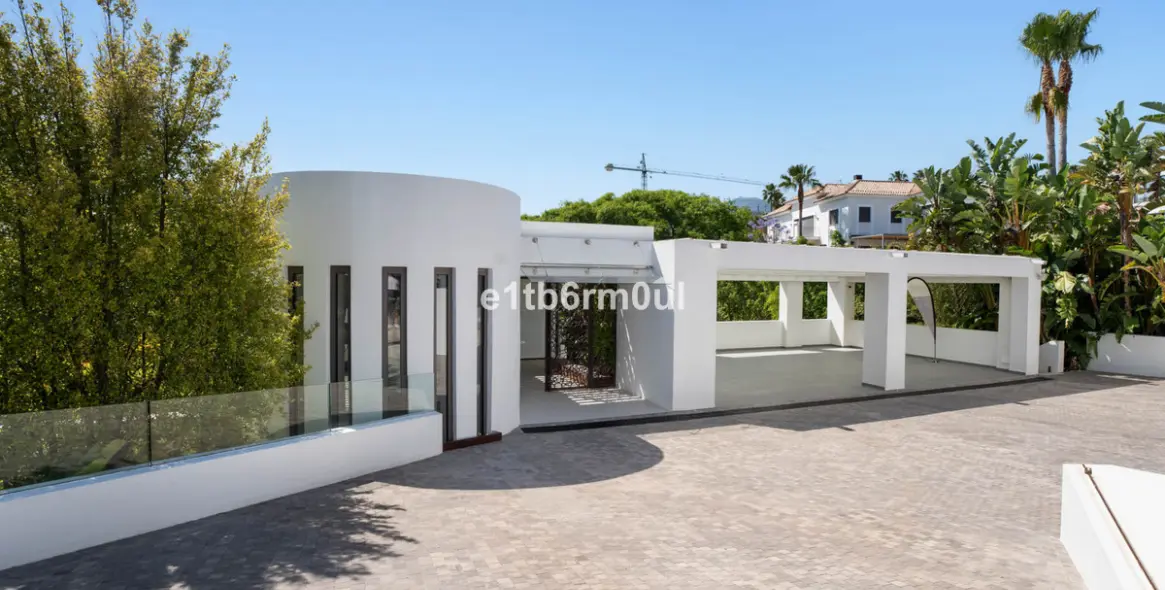 Sale of detached villa in La Quinta 52
