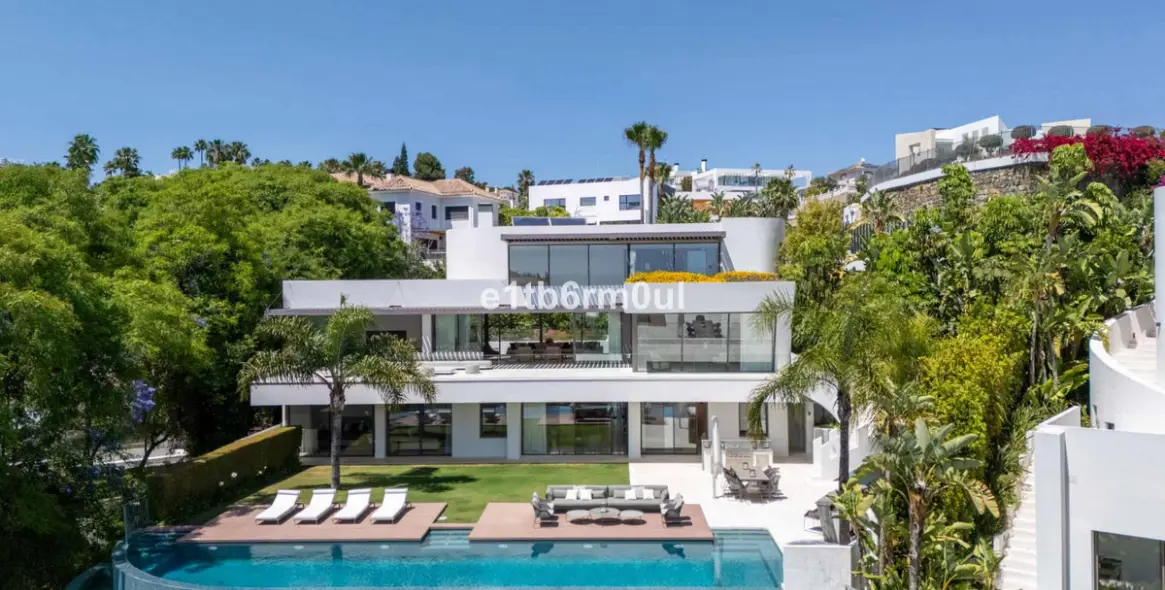 Sale of detached villa in La Quinta 54