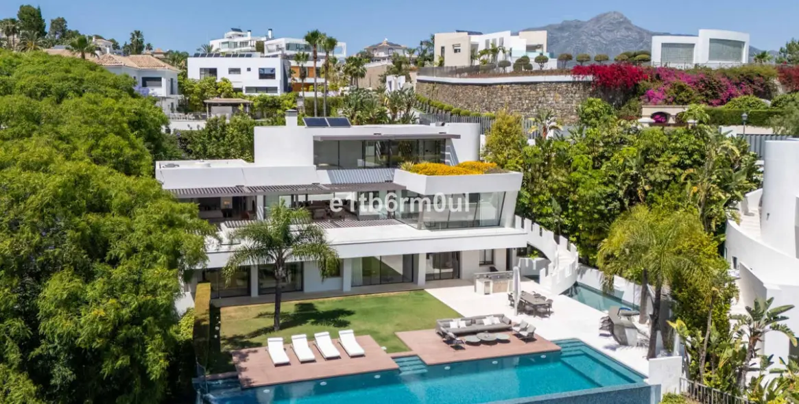 Sale of detached villa in La Quinta 55