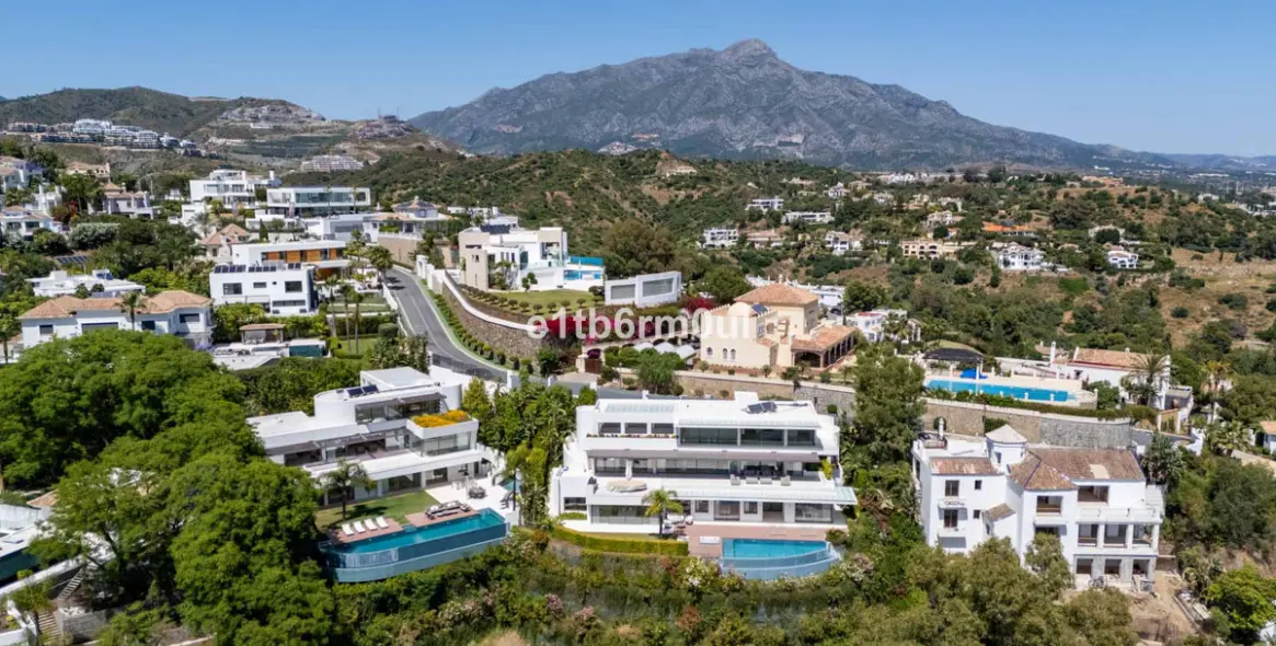 Sale of detached villa in La Quinta 56