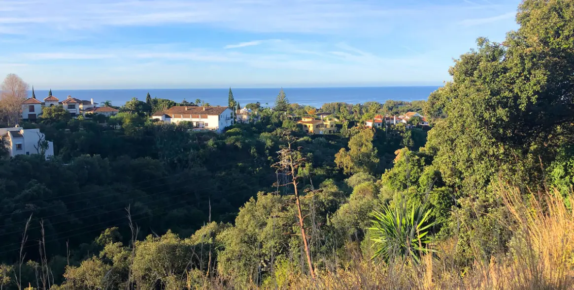 Sale of residential plot in Elviria 3