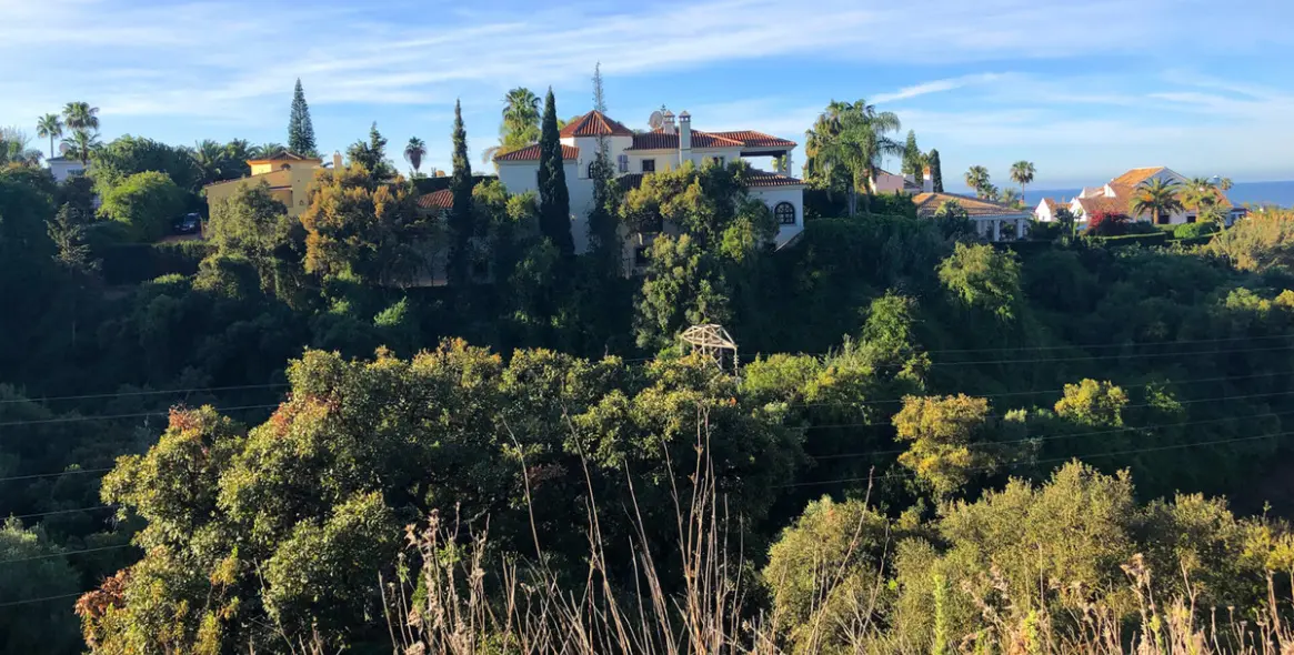 Sale of residential plot in Elviria 4