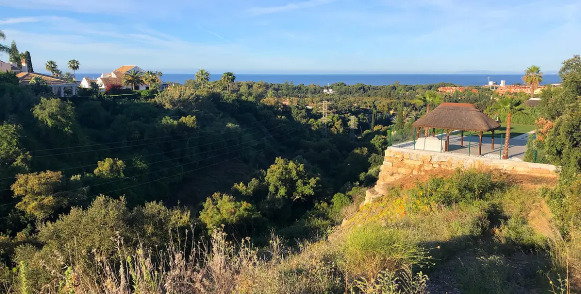 Sale of residential plot in Elviria 6
