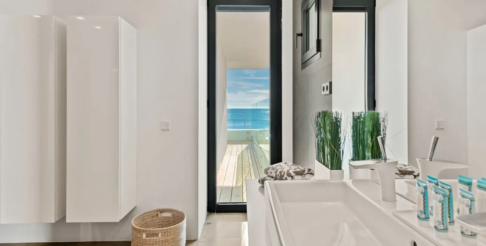 Short-term rent of detached villa in Costabella 24