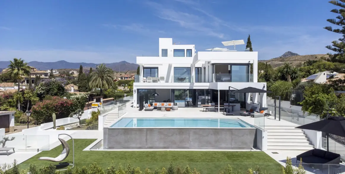 Продажа  отдельно стоящей виллы в El Paraiso 3