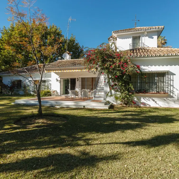 Sale of detached villa in Guadalmina Baja