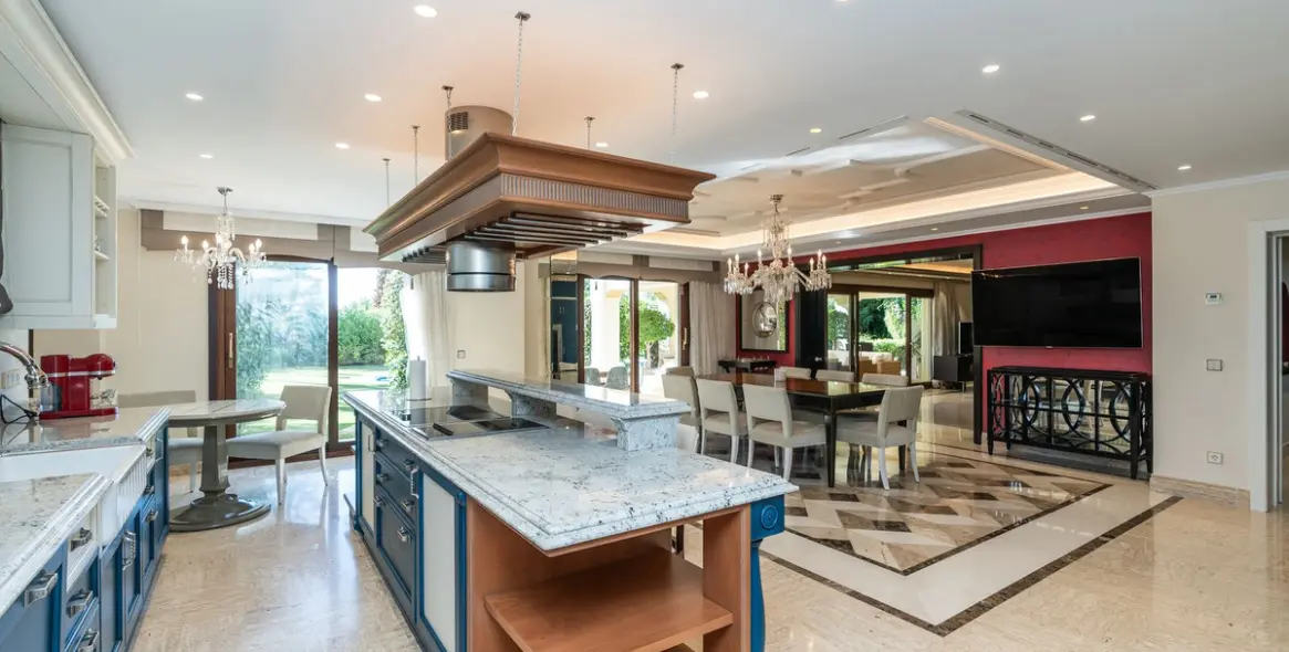 Venta de villa independiente en Marbella (distrito Sierra Blanca) 1