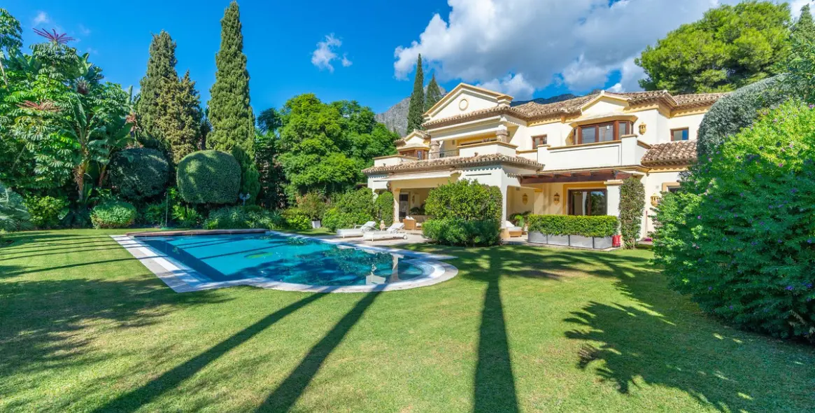 Sale of detached villa in Sierra Blanca 1