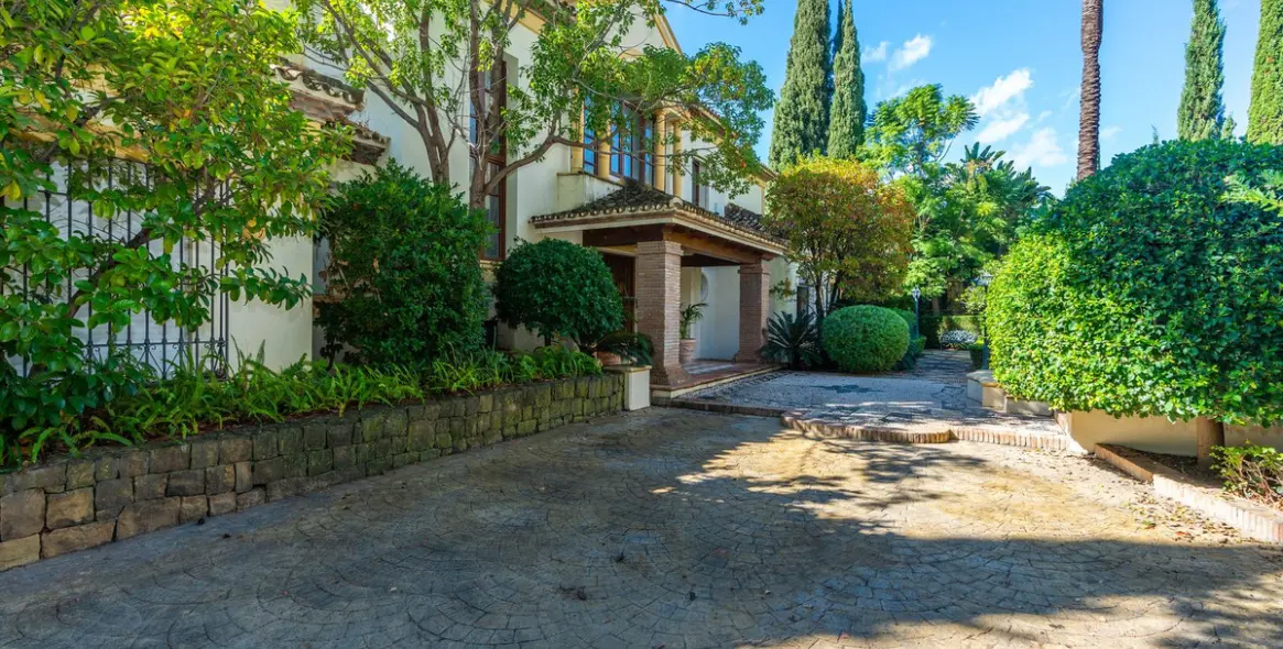 Sale of detached villa in Sierra Blanca 6