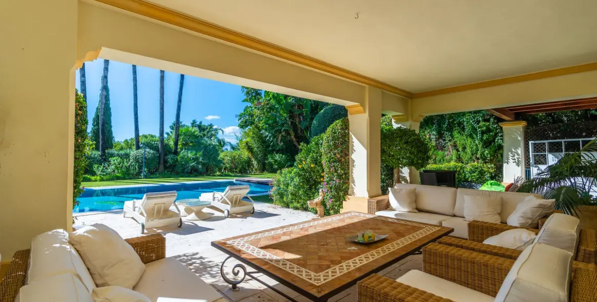 Sale of detached villa in Sierra Blanca 8