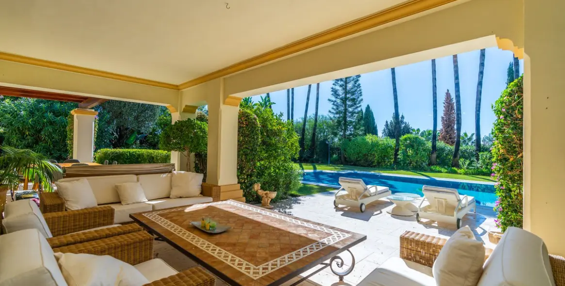 Sale of detached villa in Sierra Blanca 9