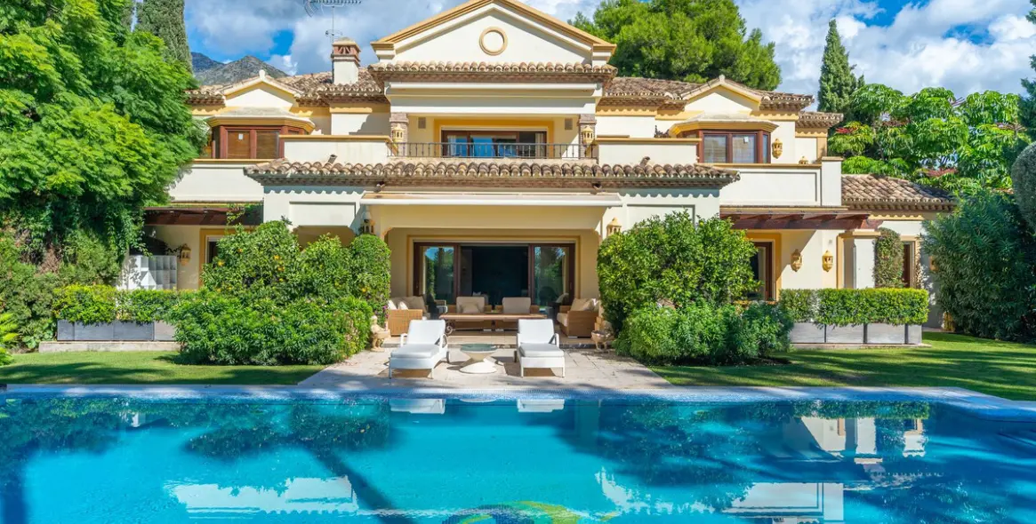 Sale of detached villa in Sierra Blanca 10