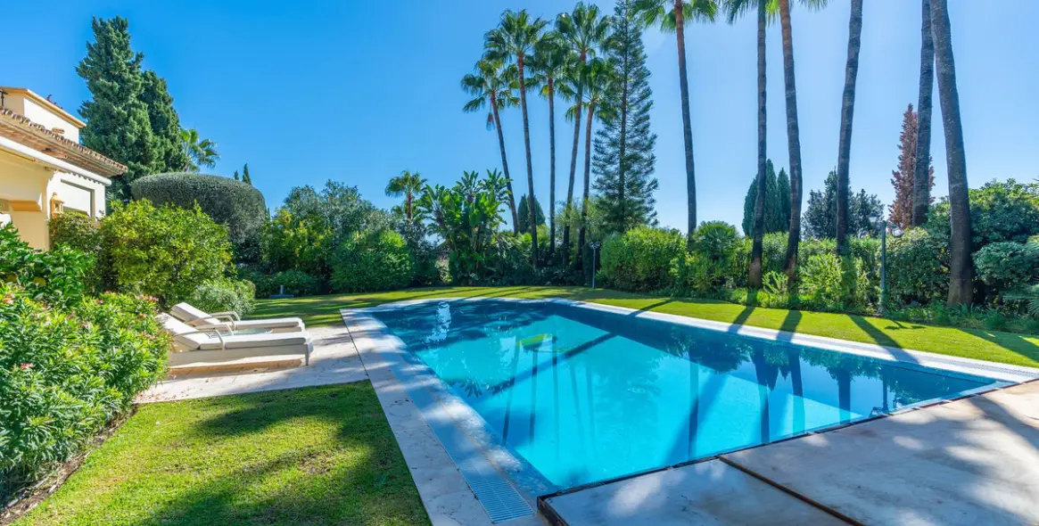 Sale of detached villa in Sierra Blanca 11
