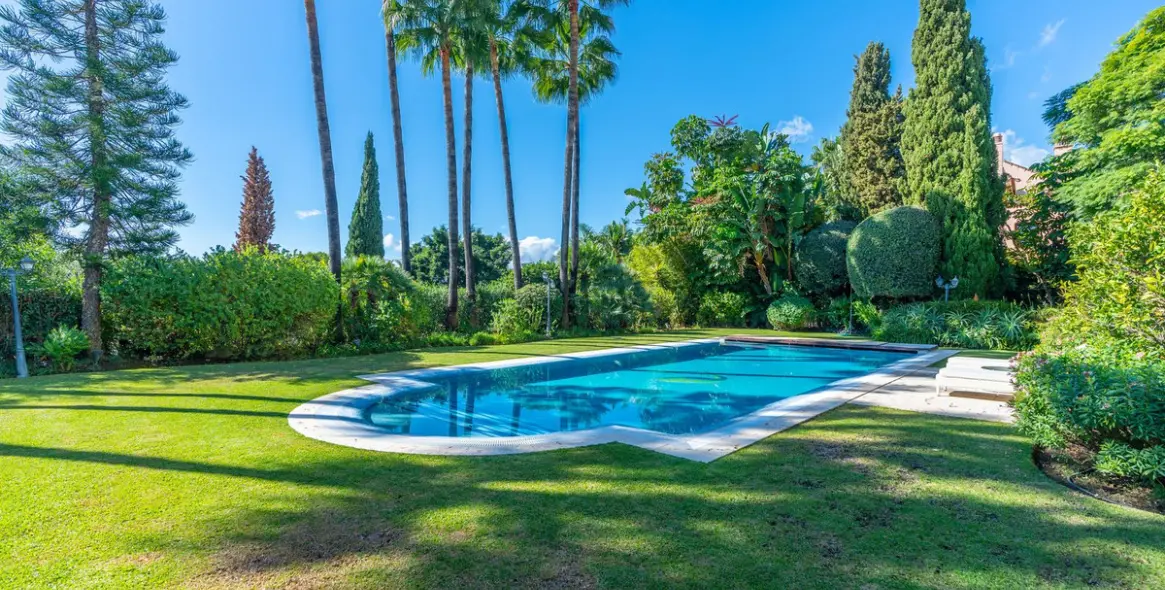 Sale of detached villa in Sierra Blanca 12