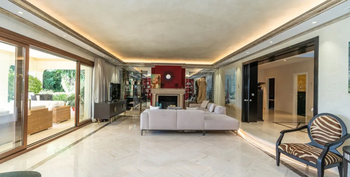 Sale of detached villa in Sierra Blanca 15