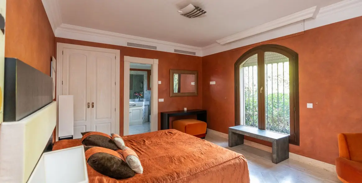 Sale of detached villa in Sierra Blanca 32