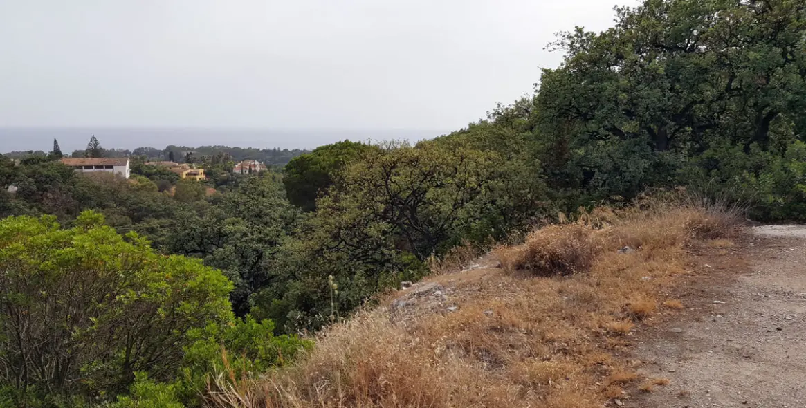 Sale of residential plot in Elviria 3