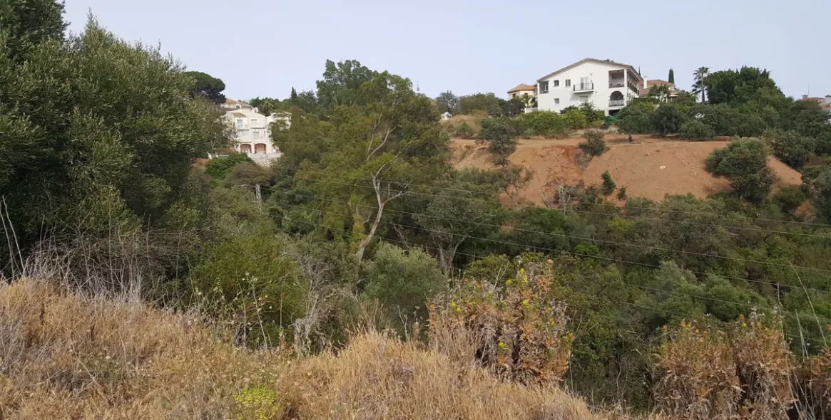 Sale of residential plot in Elviria 8