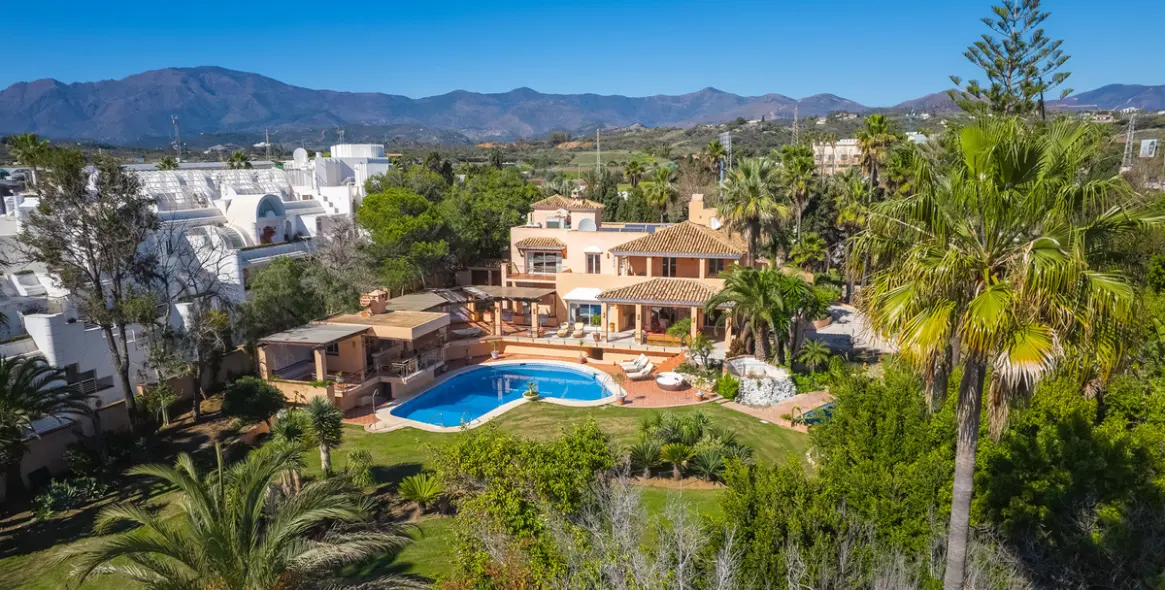 Sale of detached villa in New Golden Mile 1