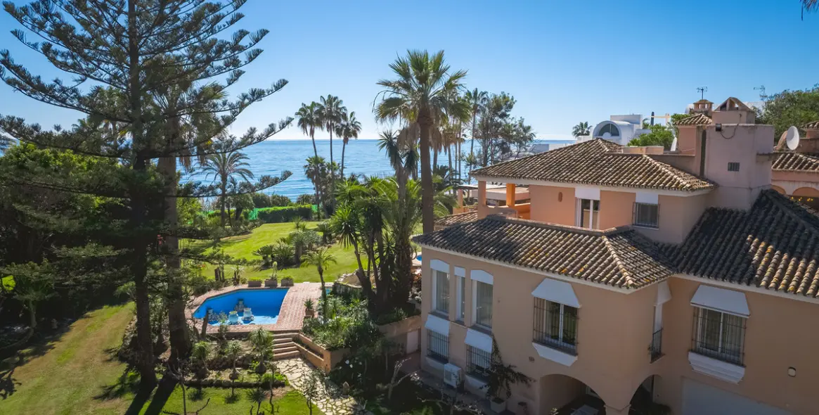 Sale of detached villa in New Golden Mile 2