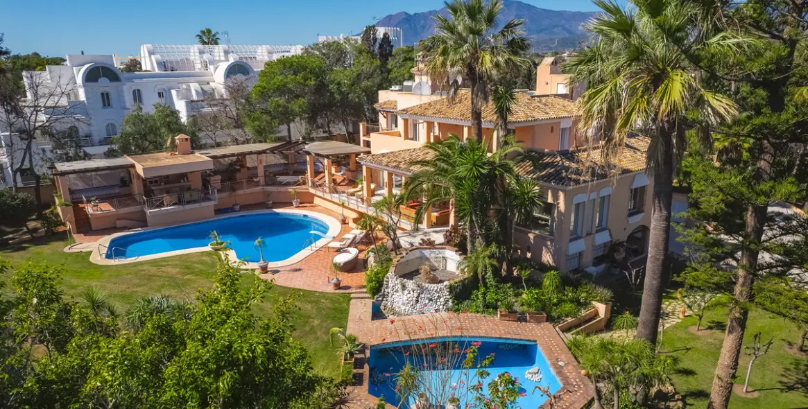 Sale of detached villa in New Golden Mile 4