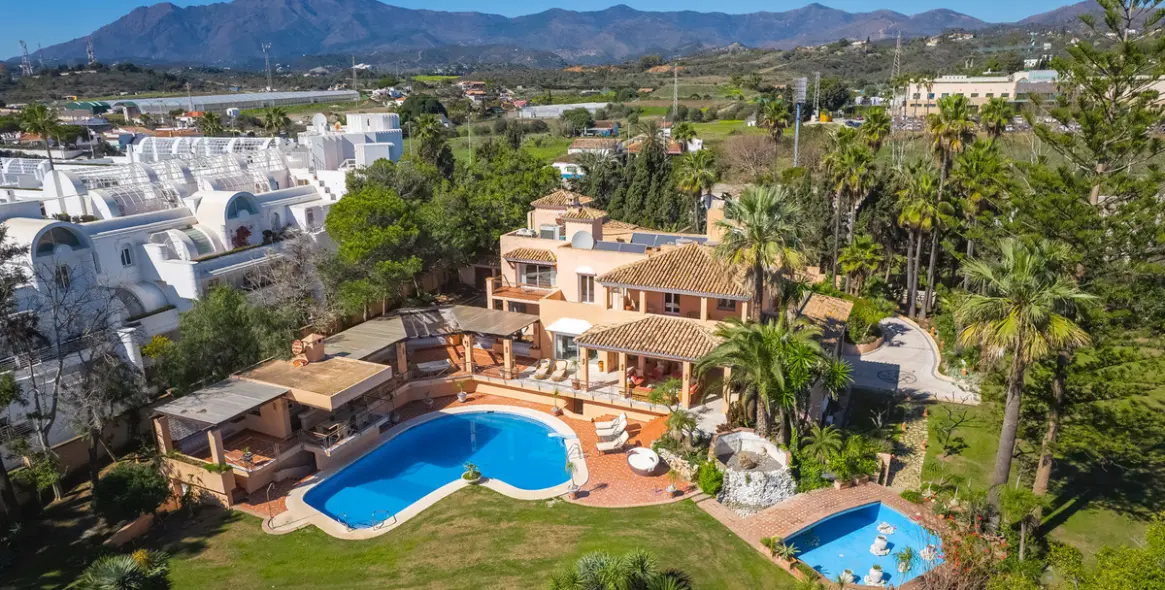 Sale of detached villa in New Golden Mile 5