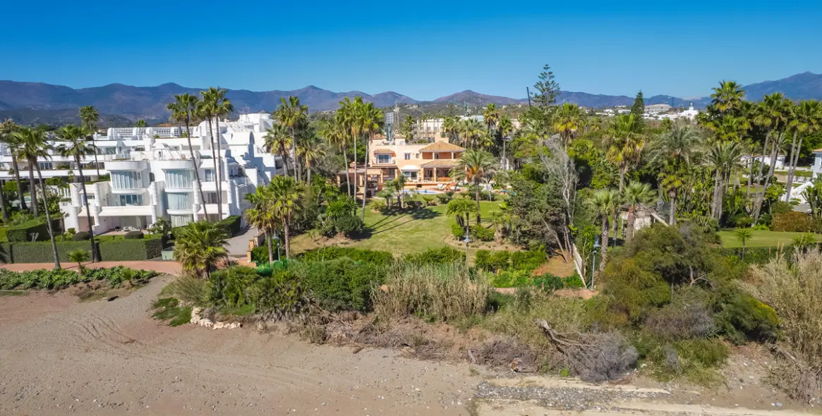 Sale of detached villa in New Golden Mile 6