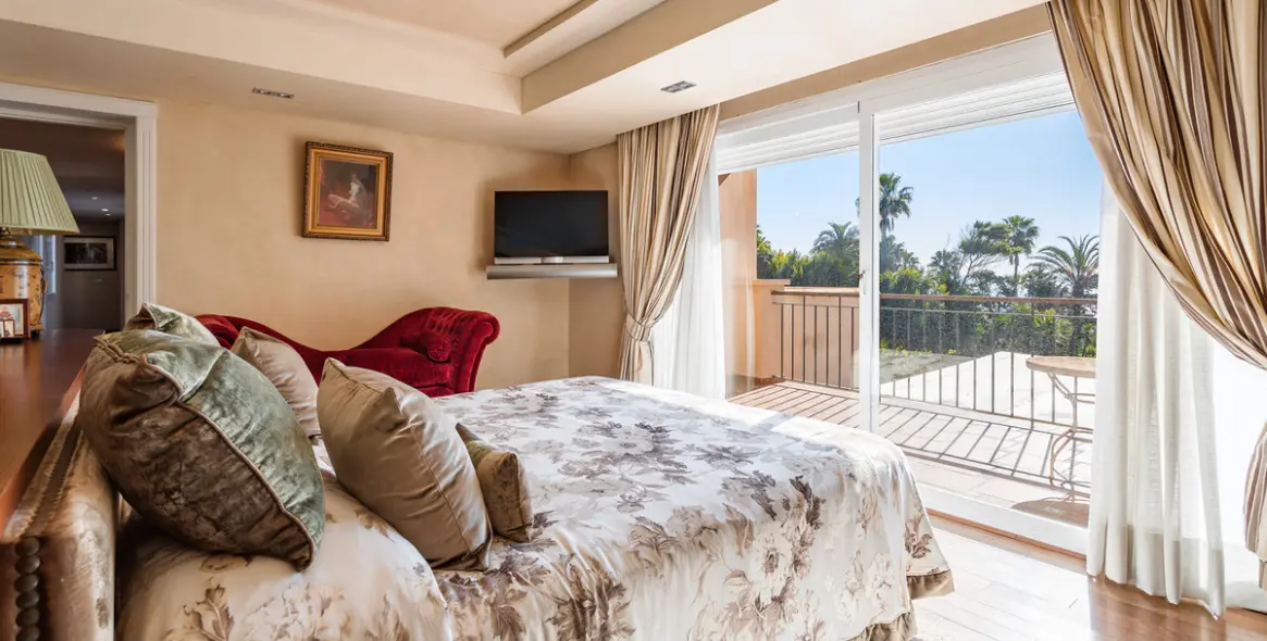 Sale of detached villa in New Golden Mile 8