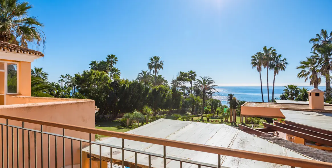 Sale of detached villa in New Golden Mile 11